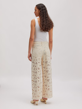 Load image into Gallery viewer, Edited - Tabea Broek- Creme Broderie