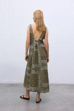 Load image into Gallery viewer, The New Society - Waterlily Kleed - Bandana Kaki