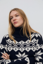 Load image into Gallery viewer, The New Society - Neriana Pull - Donkerblauw