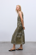 Load image into Gallery viewer, The New Society - Waterlily Kleed - Bandana Kaki